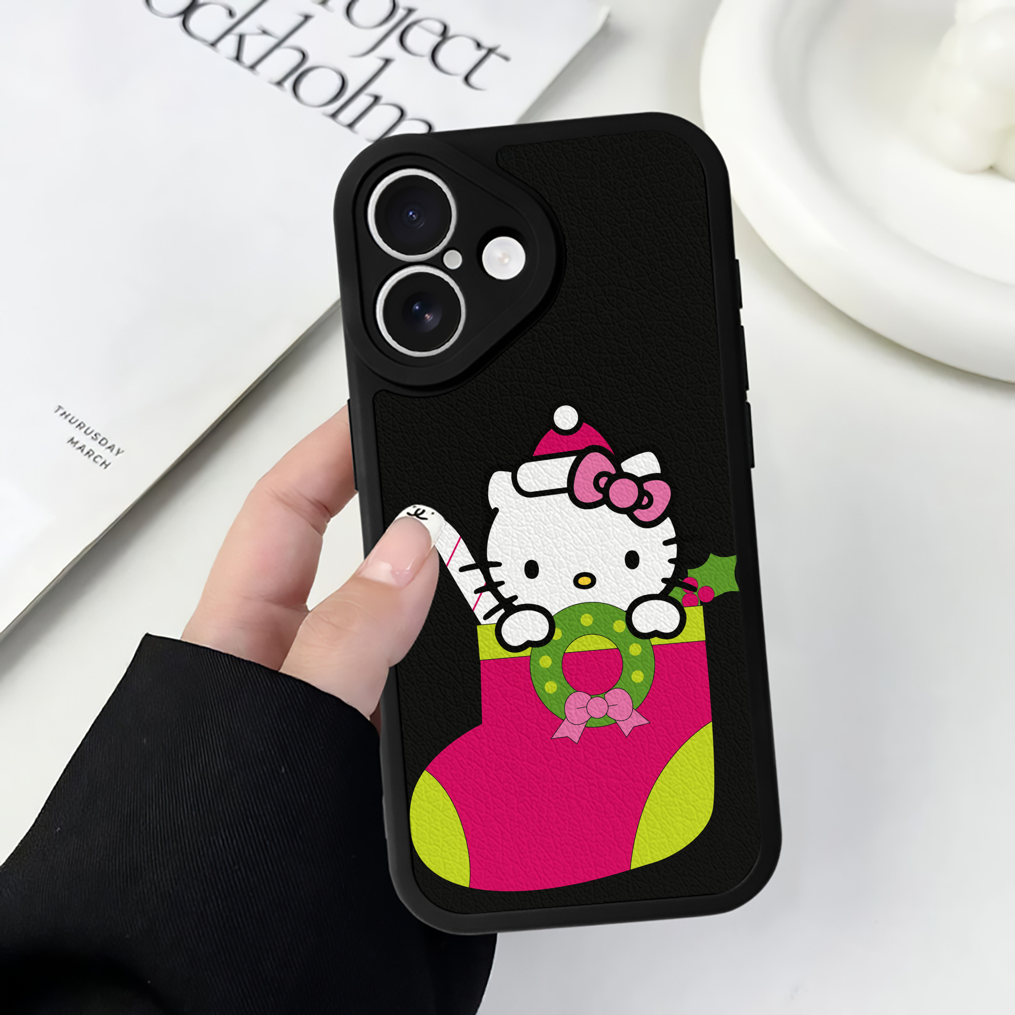 （画像用） Hello Kitty ハローキティ 【iPhone 16シリーズ対応】シリコンスマホケース（レザー調） 材質：シリコン